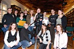 Bild: Das Moderations- und Newsteam beim Dreh in der Aula der Universit�tsbibliothek