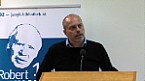 Stefan Wally bei der Ringvorlesung an der Universität Salzburg anlässlich des 100. Geburtstags Robert Jungks Bild: Stefan Wally bei der Ringvorlesung an der Universität Salzburg anlässlich des 100. Geburtstags Robert Jungks