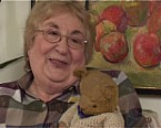 Margulles mit Teddy aus dem Film Hilter necer came to Tea Bild: Margulles mit Teddy aus dem Film Hilter necer came to Tea